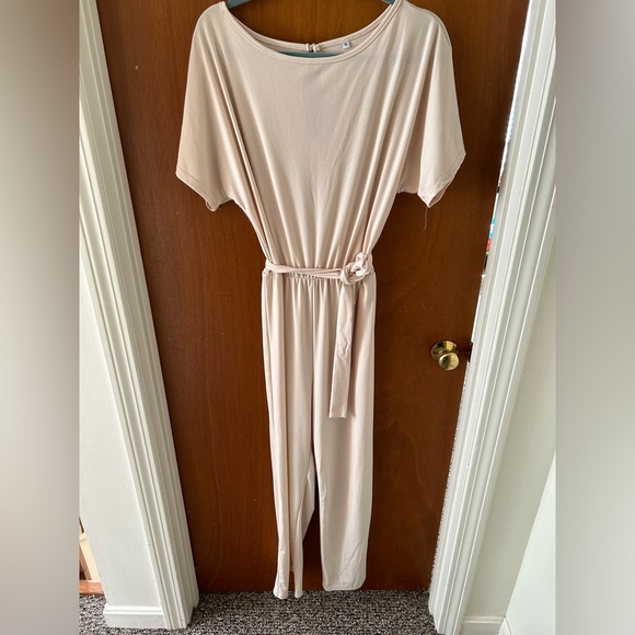 Adorable jumpsuit with removable tie - Picture 2 of 3